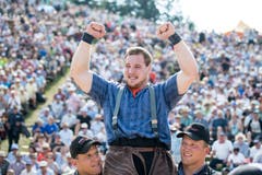 Joel Wicki feiert seinen Sieg gegen Armon Orlik. (Bild: Urs Flüeler/Keystone (Rigi, 8. Juli 2008))