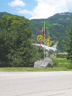 Tiger mit 3 Velo vor dem Eingang zum Flugplatz Meiringen. (Bild: Heinrich Inderbitzin)