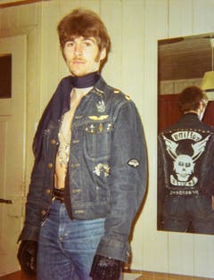 Blacky, Präsident der Rolling Devils, mit Rockerjacke, ohne Shirt, dafür mit Halsschleife, 1969. (Bild: Michel Canonica/Privatarchiv Beat Cina)