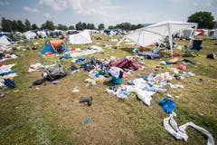 Viele Besucher lassen nach dem Open Air Zelte, Stühle und andere, neuwertige Gegenstände einfach liegen. (Bild: Reto Martin)
