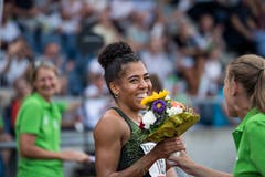 Vier Tage nach ihrem Schweizer Rekord über 100 m (11,03) an der Athletissima in Lausanne zeigte Mujinga Kambundji (Mitte) auch am Meeting in Luzern in ihrer Paradedisziplin eine starke Leistung. Bei leichtem Rückenwind (0,2 m/s) verwies die 26-Jährige ihre hochkarätige Konkurrenz in die Schranken. (Bild: Roger Grütter (Luzern, 9. Juli 2018))