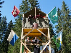 Die Ritterschaft der Jungwacht Bueri verteidigt ihre Burg im bernischen Tramelan vor Eindringlingen. (Bild: Jan Schilter, 9. Juli 2018)
