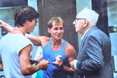 Blacky im Gespräch mit einem älteren Herrn im jugoslawischen Umag (heute Kroatien), wo die Karateschule ein Trainingslager abhielt. (Bild: Michel Canonica/Privatarchiv Beat Cina)