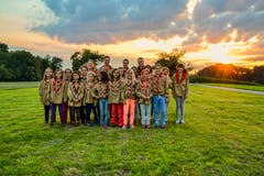 Die Pfadi Arth-Goldau geniesst den Sonnenuntergang in Neukirch. (Bild: Franca Zürrer, 9. Juli 2018)