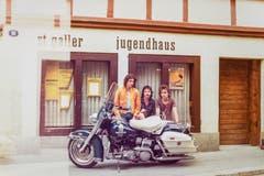 Blackys zweite Harley 1972 vor dem Jugendhaus. (Bild: Michel Canonica/Privatarchiv Beat Cina)