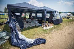 Viele Besucher lassen nach dem Open Air Zelte, Stühle und andere, neuwertige Gegenstände einfach liegen. (Bild: Reto Martin)