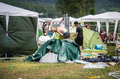 Die Besucher packen ihre Sachen zusammen und verlassen das Open-Air-Gelände. (Bild: Reto Martin)
