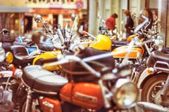 Vor dem Jugendhaus standen jeweils zig Motorräder. Das passte den Behörden nicht in den Kram. Das Abstellen der Zweiräder wurde zwischenzeitlich verboten. (Bild: Michel Canonica/Privatarchiv Beat Cina)