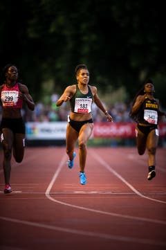 Mujinga Kambundji (Mitte) läuft über 200 Meter in 22,48 als Zweite ins Ziel. Die Bernerin pulverisiert ihre Saisonbestleistung, diese lag bei 22,72 Sekunden, nur gerade 0,06 Sekunden fehlen zur persönlichen Bestleistung. (Bild: Roger Grütter (Luzern, 9. Juli 2018))