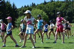 Der Blauring Bueri-Perle schwingt in Trotat das Tanzbein. (Bild: Lara Häfliger, 9. Juli 2018)