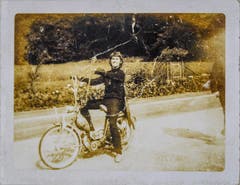 Blacky auf seinem ersten "Hodenschüttler", ein Monarch mit frisiertem Sachs-Motor und allen möglichen erlaubten und unerlaubten Erweiterungen, ca. 1967 in Wagen bei Jona. (Bild: Michel Canonica/Privatarchiv Beat Cina)