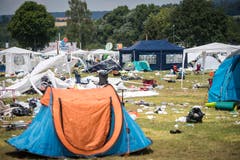 Viele Besucher lassen nach dem Open Air Zelte, Stühle und andere, neuwertige Gegenstände einfach liegen. (Bild: Reto Martin)
