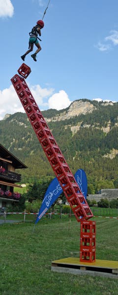 Einen Turm von 20 Mineralwasserharassen schaffte die 9-jährige Alena, bevor das Bauwerk aus dem Gleichgewicht geriet.