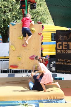 Die Kinder konnten sich beim Klettern messen. (Bild: Carmen Epp (Altdorf, 1. August 2018))