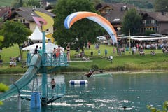 Am Seefest gab es besondere Attraktionen - so auch Gleitschirm-Showflüge mit (versuchter) Ziellandung im Seebecken. (Bilder Robert Hess (Lungern, 31. Juli 2018))