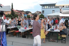 Hofderer Schwizer-Fiir auf dem Brauiplatz: Solosängerin Esthi Wildisen mit der CH-Hymne. (Leserbild: Eva Rieder/Daniel Rüttimann)