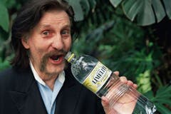 Luigi Colani und seine Flasche für Valser. (Bild: Martin Rütschi/Keystone)