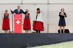 Bundespraesident Alain Berset während seiner 1. August-Ansprache. Neben ihm eine Übersetzerin für Gebärdensprache. (KEYSTONE/Peter Klaunzer)
