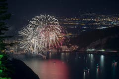 Das bewilligte Feuerwerk von Brunnen mitten auf dem Vierwaldstättersee anlässlich der Bundesfeier in der Schwyzer Gemeinde Brunnen. (Bild: Keystone/Urs Flüeler)