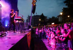 1. Augustfeier Zug: Der Sänger James Gruntz spielt auf dem Landsgemeindeplatz für die Zuger Bevölkerung. (Bild: Stefan Kaiser/ZZ)
