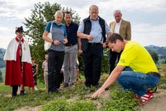 Landwirt Martin Theiler zeigt Ständerat Konrad Graber, Ständerat Damian Müller und Bundesrat Johann Schneider-Ammann (L-R) das Kräuterfeld auf dem Kräuterhof in Hergiswil bei Willisau. (Bild: Philipp Schmidli/LZ)