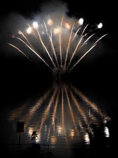 Dank einer Ausnahmebewilligung - Verlegung 200 Meter vom Ufer weg über dem Wasser - konnte das Feuerwerk trotz Feuerverbot durchgeführt werden.
