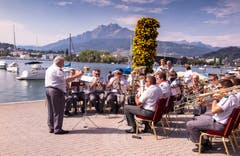Artillerieverein Seetal am alljährlichen Salutschiessen am Luzernerquai. Dieses Jahr konnte infolge der Trockenheit nicht geschossen werden. (Leserbild: Josef Lustenberger)