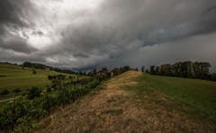Regenwolken über dem Zugerland. (Bild: Daniel Hegglin (Zugerberg, 9. August 2018))