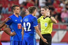 Schiedsrichter François Letexier diskutiert nicht mit Idriz Voca (Mitte) und Yannick Schmid. gross. (Bild: Martin Meienberger, Piräus, 9. August 2018)