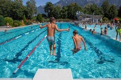 Sprung ins kühle Nass: Im Freibad Buchs kommen kleine Gäste auf ihre Kosten. (Bild: Raphael Rohner)