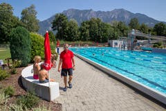 Bademeister Thomas Kroll auf seiner Runde durchs Freibad. (Bild: Raphael Rohner)