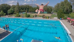 Das Freibad Buchs verfügt über zwei Sprungtürme. (Bild: Raphael Rohner)