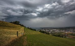 Regenwolken über dem Zugerland. (Bild: Daniel Hegglin (Zugerberg, 9. August 2018))