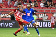Luzerns Blessing Eleke (rechts) gegen Roderick Miranda von Olympiakos Piräus. (Bild: Martin Meienberger, Piräus, 9. August 2018)