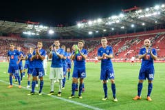 Die FCL-Spieler bedanken sich nach dem Match... (Bild: Martin Meienberger, Piräus, 9. August 2018)
