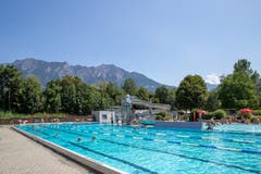 Schwimmen und Planschen mit Bergsicht. (Bild: Raphael Rohner)