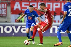 Ruben Vargas (Luzern) greift Miguel Angel Guerrero, der das 3. und 4. Tor schoss. (Bild: Martin Meienberger, Piräus, 9. August 2018)