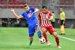 Luzerns Pascal Schürpf (links) gegen den Griechen Omar Elabdellaoui. (Bild: Martin Meienberger, Piräus, 9. August 2018)