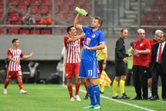Pascal Schürpf (Luzern) erfrischt sich, während die Griechen das 3:0 bejubeln. (Bild: Martin Meienberger, Piräus, 9. August 2018)