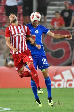 Kopfballduell zwischen Miguel Angel Guerrero (Piräus) und Yannick Schmid. (Bild: Martin Meienberger, Piräus, 9. August 2018)