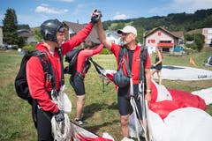 Zwei der Sportler klatschen sich ab. (Bild: Ralph Ribi)