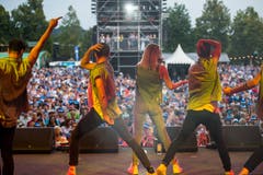 Linda Fäh mit ihrer Tanzgruppe am Volksschlager-Abend am Heitere Open Air.(Bild: Dominik Wunderli)