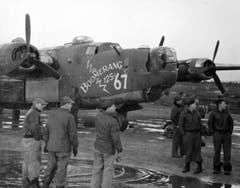 Die B-24J mit dem Spitznamen «Boomerang» mit Besatzung und Bodenpersonal. (Bild: US Air Force)