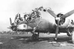 Trotz des Volltreffers einer deutschen 8,8-Zentimeter-Fliegerabwehrkanone im Rumpfbug ist diese B-17G 1944 zu ihrem Stützpunkt nach England zurückgekehrt. (Bild: US Air Force)