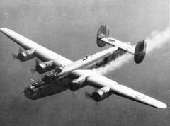B-24 Liberator in Not: Die Maschine zieht aufgrund eines brennenden Triebwerks eine Rauchschleppe hinter sich her. (Bild: US Air Force)