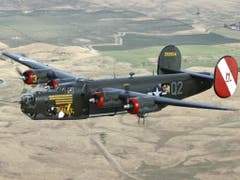 Eine spätere Version der B-24 Liberator mit MG-Türmen im Bug und im Heck. Die bei Wil notgelandete B-24D war noch erheblich schwächer bewaffnet. (Bild: Sammlung Reto Voneschen)