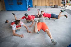 Für die Disziplin Formations-Skydiving üben die Teams am Boden. (Bild: Ralph Ribi)