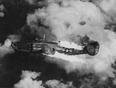 Das Ende einer B-24: Nach einem Volltreffer der Fliegerabwehr in den Bombenschacht brennt ein Liberator 1944 über einem österreichischen Ziel lichterloh. Der Besatzung blieb in einer solchen Situation nichts anderes übrig als der Versuch, sich mit dem Fallschirm zu retten, bevor die vollgetankte Maschine explodierte. (Bild: US Air Force)