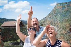 Drei Zuschauer beobachten die Fallschirmspringer. (Bild: Ralph Ribi)