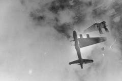 Nach einem Volltreffer einer grosskalibrigen Fliegerabwehrkanone stürzt eine B-17 ab. (Bild: US Air Force)
